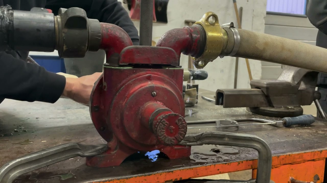Lykkegaard tester en 120 år gammel Ellehammer brandpumpe