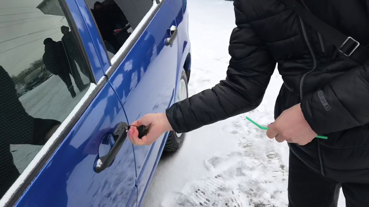 Замерзший замок автомобиля. Дверь машины. Примерзшая дверь автомобиля. Дверь авто зимой. Открывает дверь автомобиля зимой.