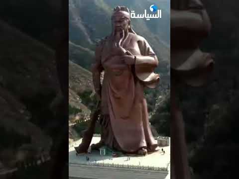 بارتفاع 61 متر يقف تمثال كوان يو وهو جنرال