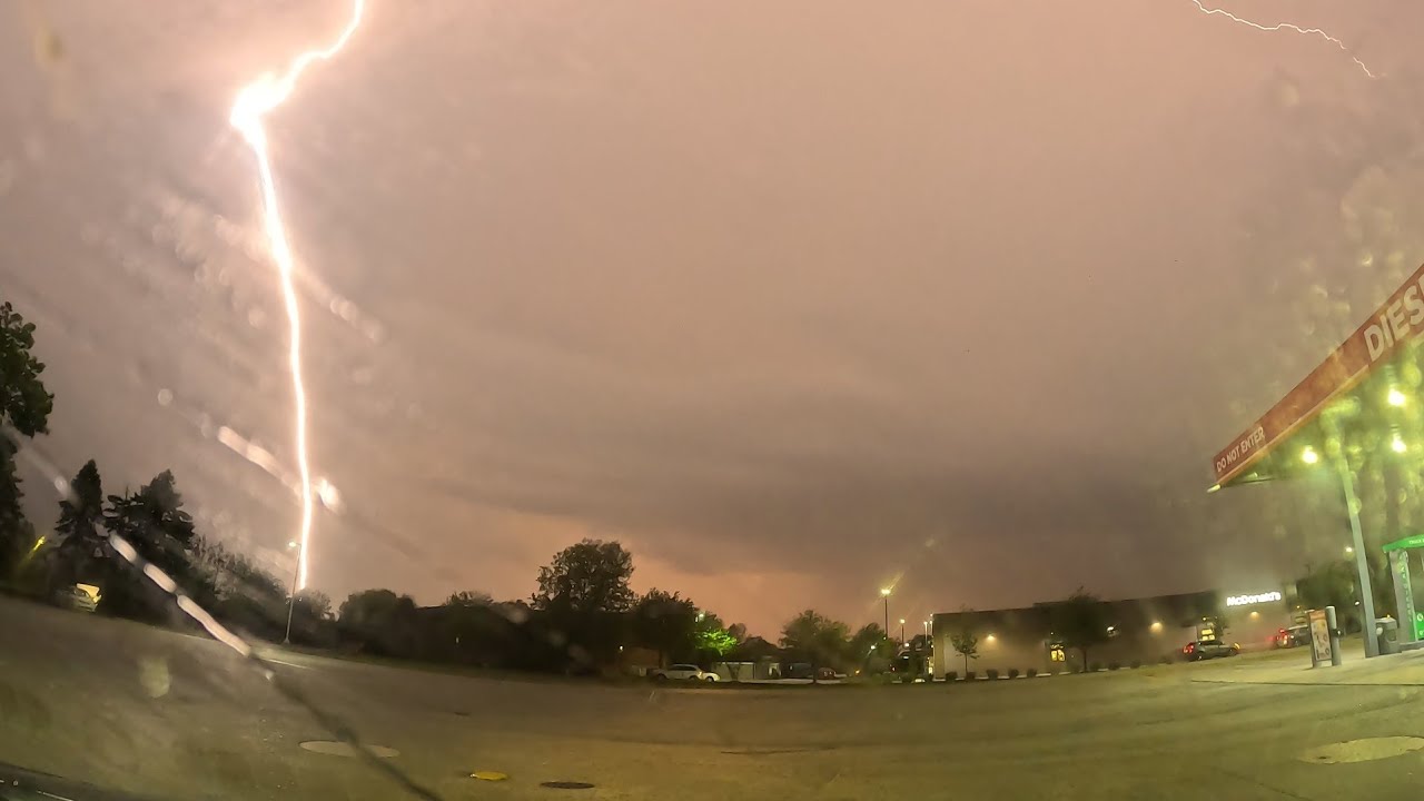 Close-range lightning strikes right before 70 mph wind gusts slam Steger, Illinois!! 4K