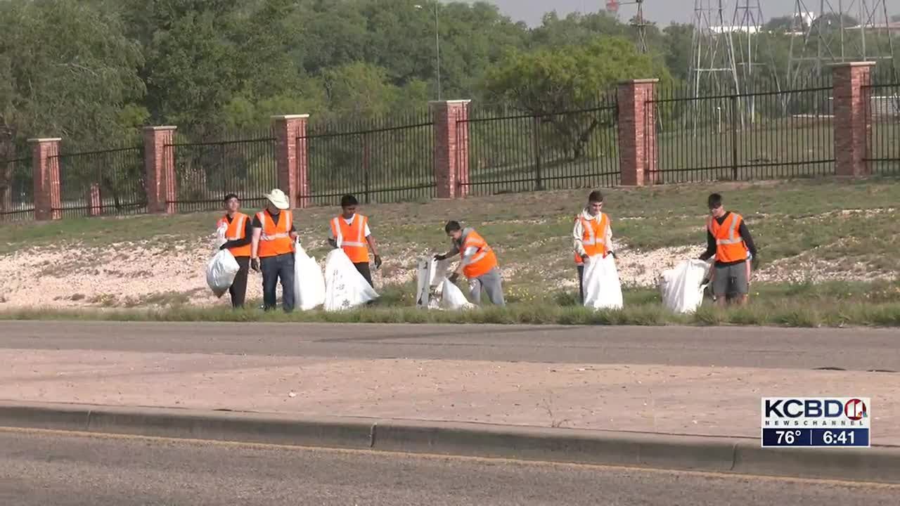 Lubbock High ROTC students clean up highway near East 19th - YouTube
