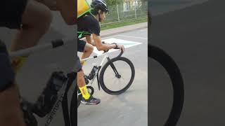 Казанские курьеры раздают стиля🤙 #fixedgear #fixedbike #казань #велоспорт