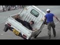 軽トラの荷台に人を乗せて片輪走行 オートジャンボリー2013