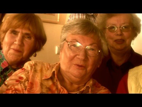 Jetzt zeigt uns Oma mal, wie man richtig zockt! YouTube