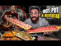 Comiendo a reventar hot pot por primera vez y casi me como hasta la mesa xdd