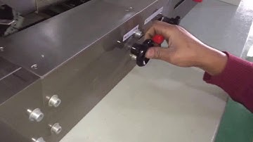 Chain connection for flow packing machine