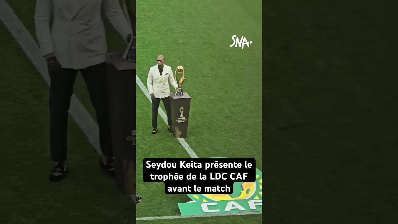 🇲🇱Seydou Keita présente le trophée de la Ligue des champions de la CAF avant le match 🏆