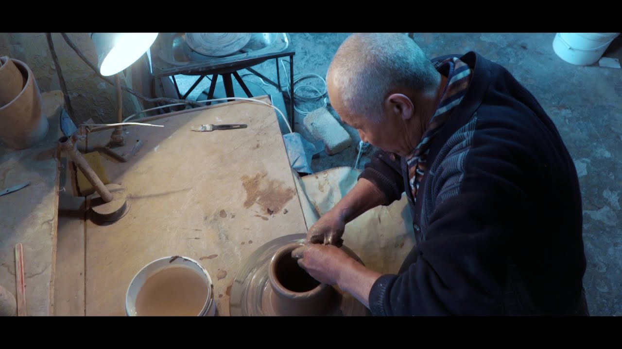 Горшечник и глина. Мастер класс гончарное дело. Евдоков гончар. Гончар видео. Обои старый гончар.