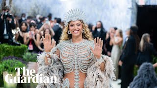 Met Gala 2026: stars showcase outfits on the red carpet screenshot 3