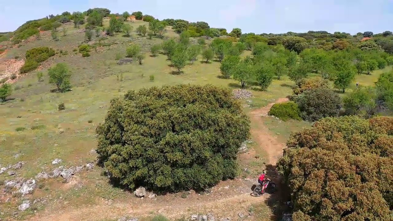 Nuestro amigo Jonathan escalando la famosa cuesta de los toriles en Carrizosa
