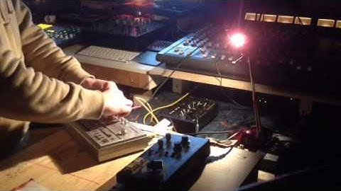 Cyclone Bass bot tt 303 clone .. recording a little acid in MonoPhat studio