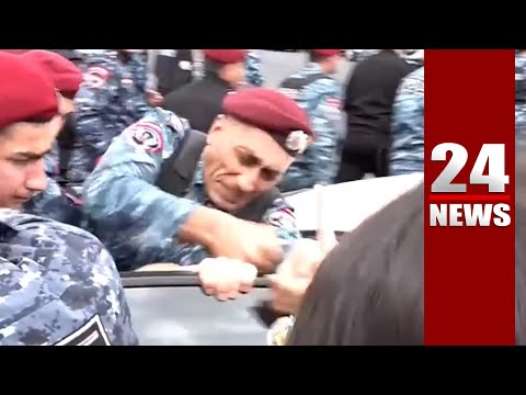 Քաղաքացուն խցկում են ոստիկանական մեքենայի մեջ՝ ձեռքին բռունցքով խփելով