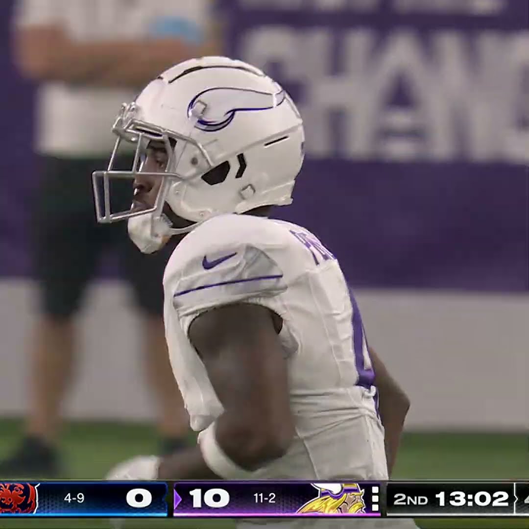 Brandon Powell catches for a 12-yard Gain vs. Chicago Bears