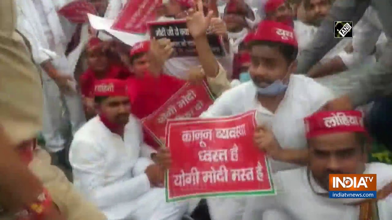 Fuel price hike: Samajhwadi Party workers protest in front of Vidhan Sabha