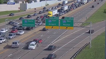 Three cars crash on Interstate 71 behind stopped car before exit