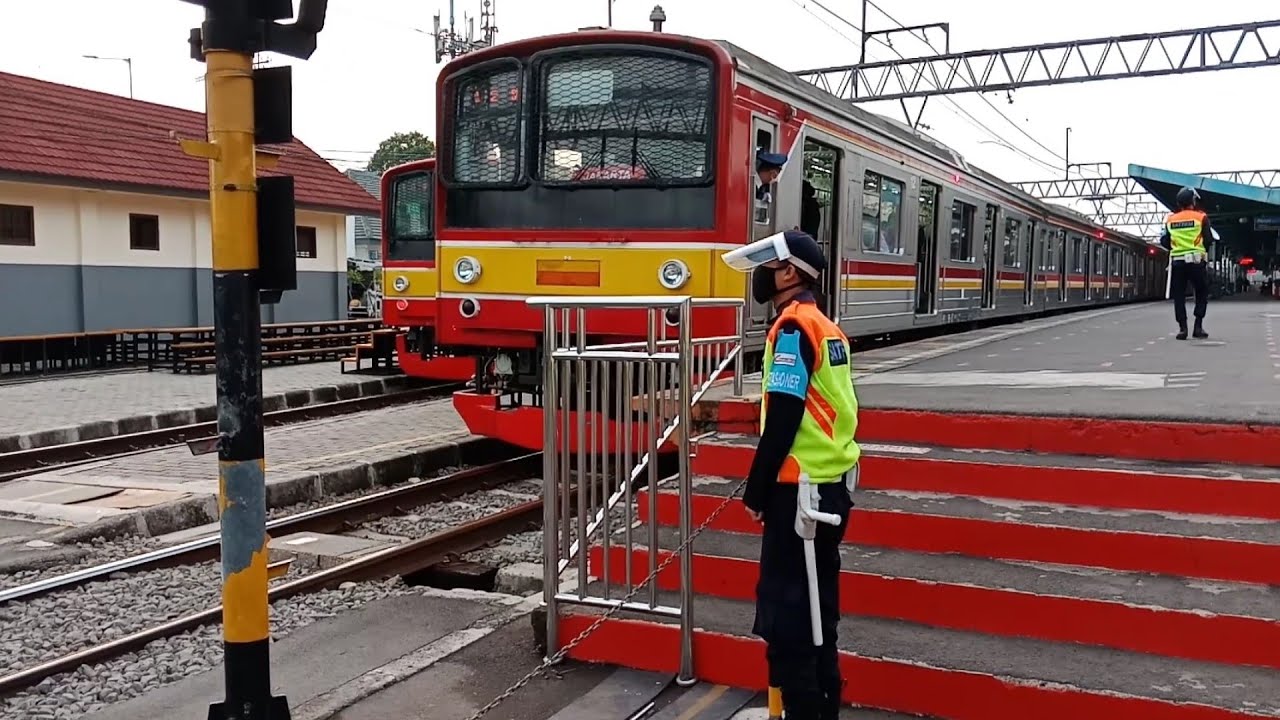 HARI PERTAMA PSBB TOTAL JAKARTA SEBAGIAN JENDELA KRL COMMUTER LINE DI BUKA UNTUK SIRKULASI UDARA