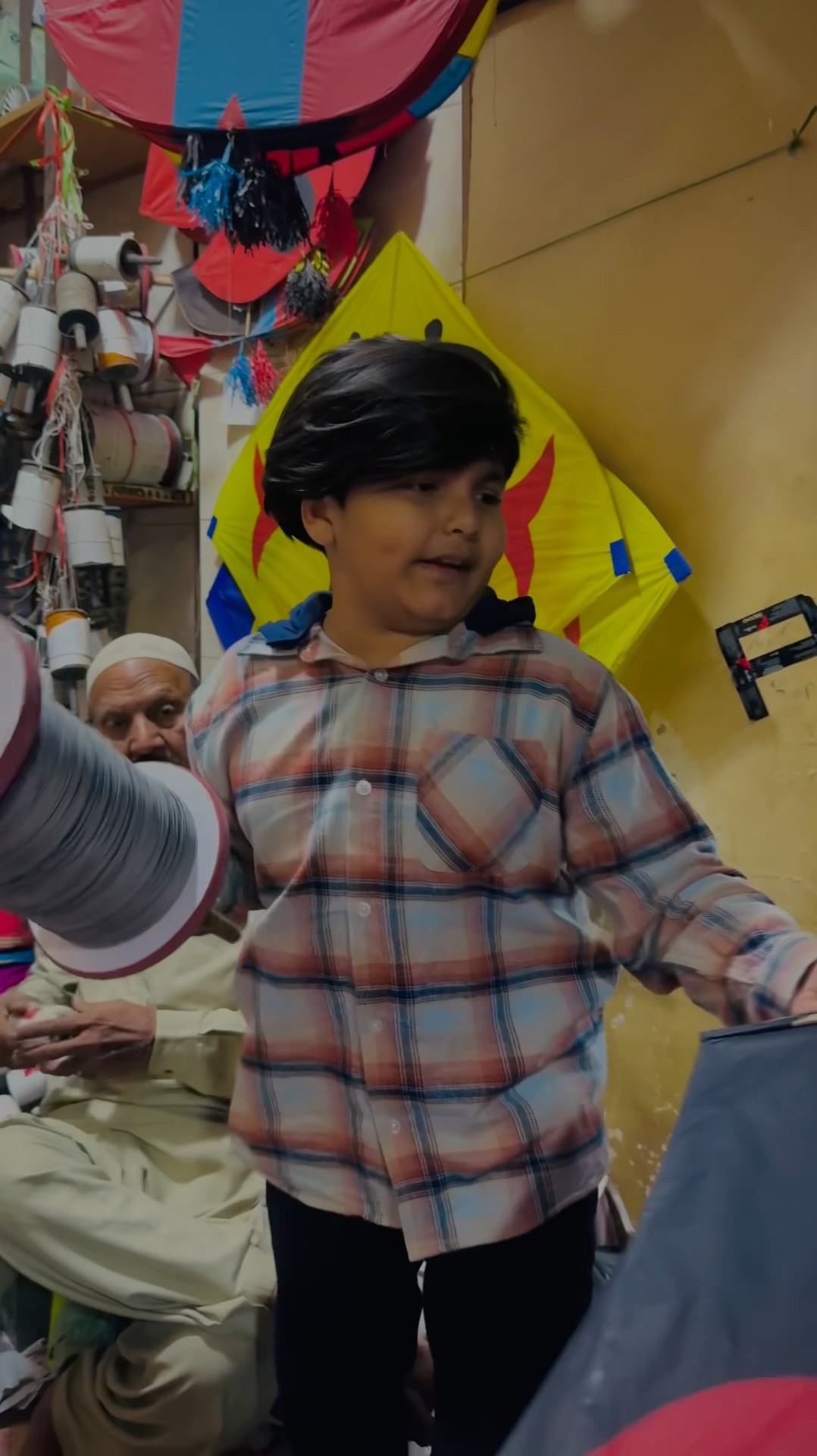 Ali ny kites chori kr li ? || #viralvideo #trending #kites #kiteflying #basant