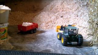 RC- Traktor beim Anhänger beladen( RC Tractor load a Trailer)