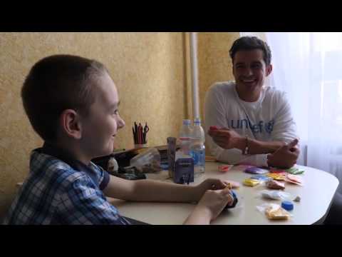 Орландо Блум в Украине посетил детей