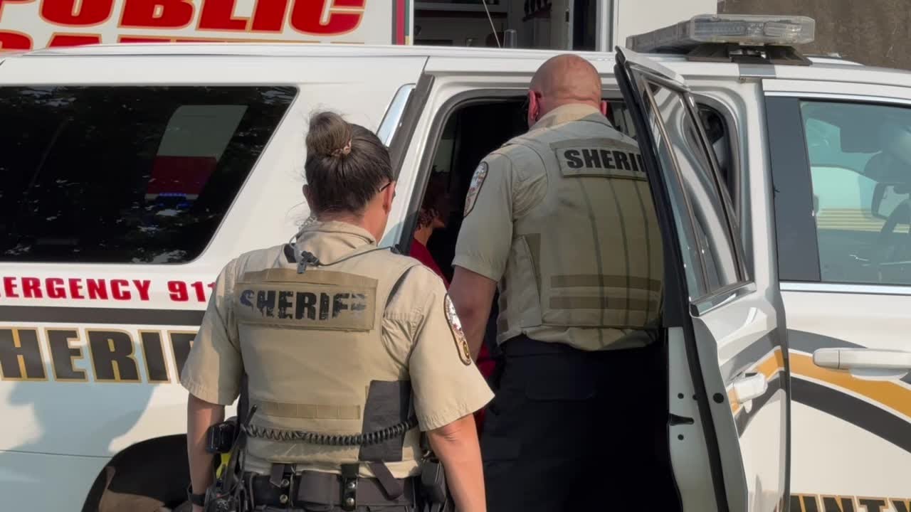 Arrest in stolen vehicle chase - YouTube