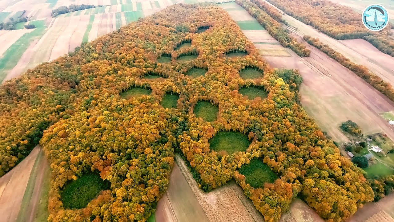 Jesienny Komarów i odnowiona szkoła