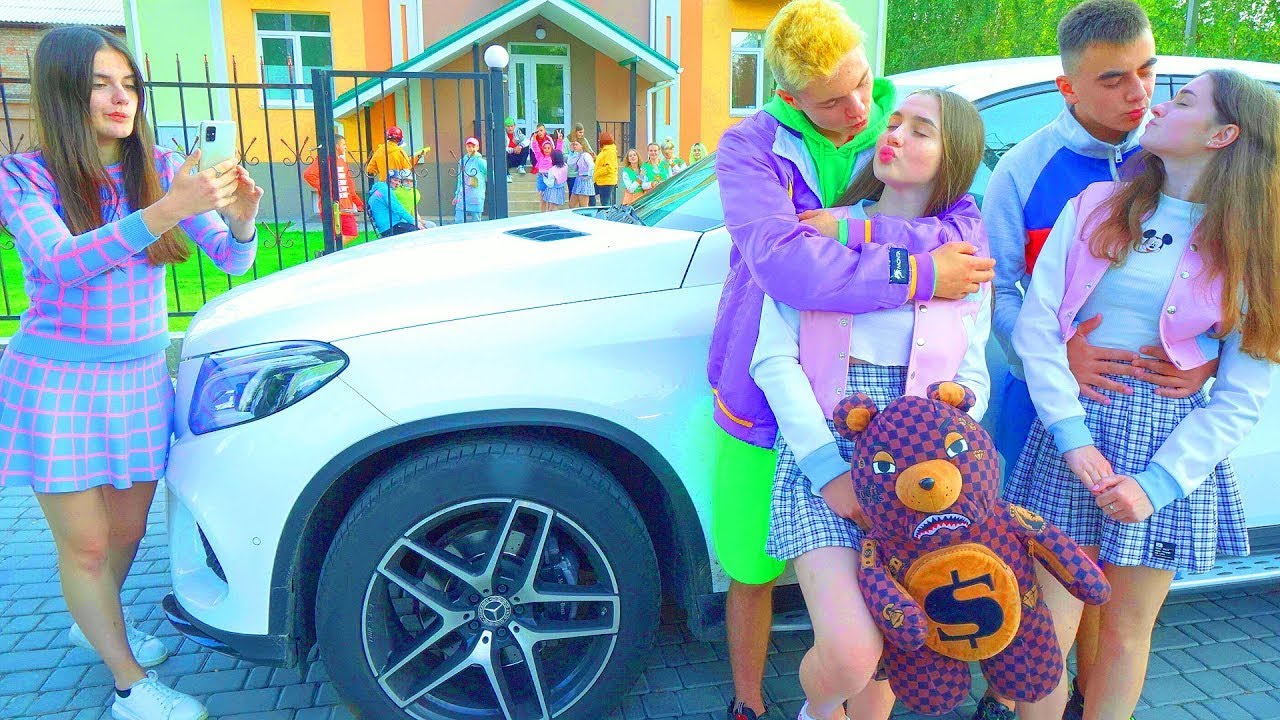 Η ΝΤΙΆΝΑ ΒΓΑΊΝΕΙ ΚΡΥΦΆ ΜΕ ΈΝΑΝ ΜΠΑΣΚΕΤΜΠΟΛΊΣΤΑ! Οι Μαζορέτες Κρύβουν Τη Σχέση Τους!