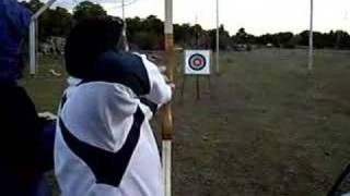 Pololo instruyendo a Fuche en el tiro con arco