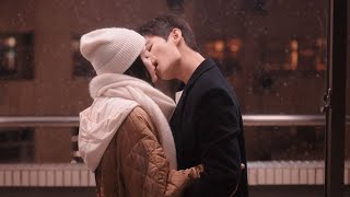 картинка: Цзинцзин такая красивая, что Юту не может не поцеловать ее в классе.