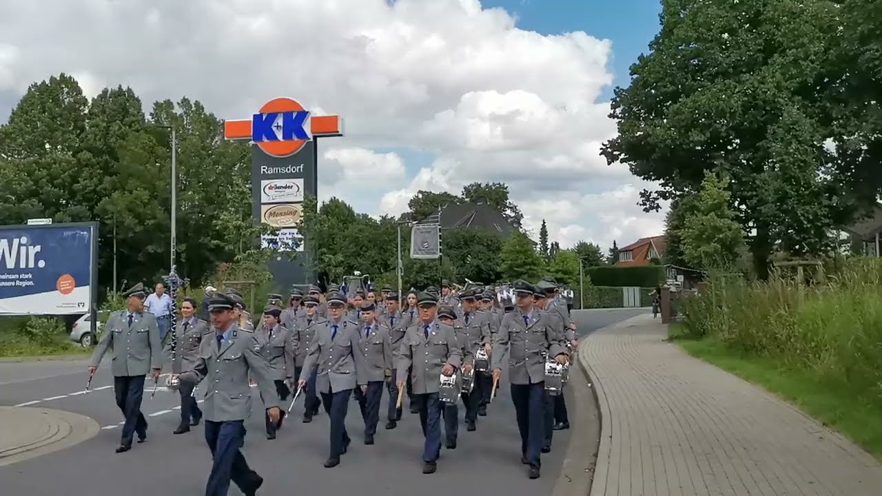 Spielmannszüge ziehen zum Zelt! (Ramsdorf Schützenfest)