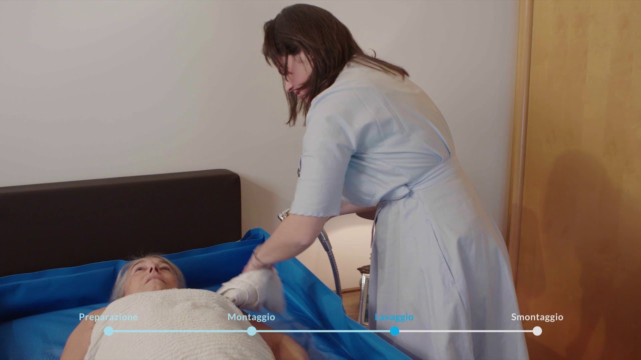 Fare Il Bagno A Un Paziente Allettato Senza Trasferirlo Telo Doccia Da Letto Per Lavaggio Disabili Youtube