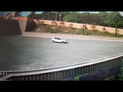 Carro bate contra mureta, cai e acaba capotado em estacionamento de igreja na RMC