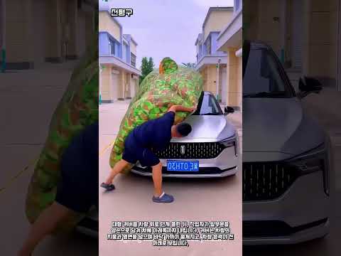 차량 위로 대형 커버를 펼쳐 덮는 모습 #worker #process #carcover #vehicle #folding