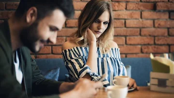 ¿Qué hacer si tu pareja mira tu teléfono?