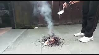 Pemadaman Api Menggunakan Cara Tradisional (Pasir)