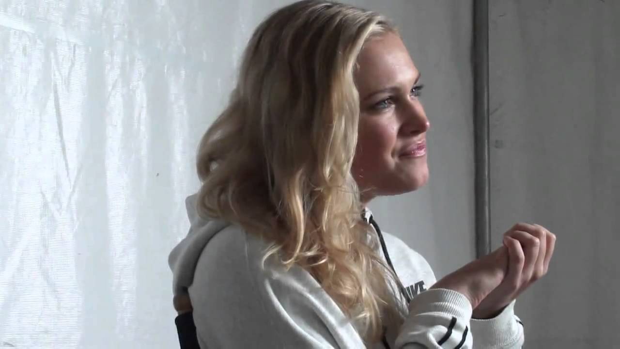 Eliza Taylor - Interview On Set of The 100 - YouTube