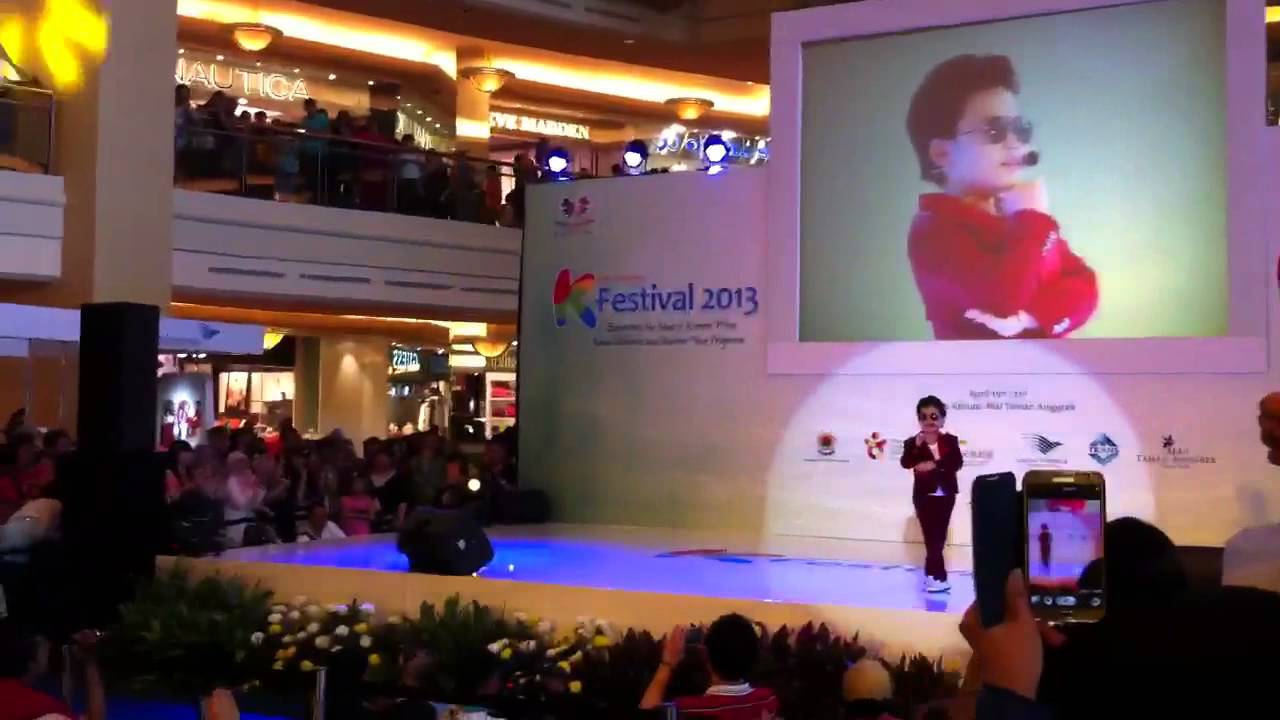 Little Psy in jakarta at taman anggrek - 210413