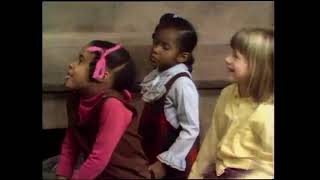 Clic Sesame Street - Big Bird Sings One Of These Things Triangles 1972