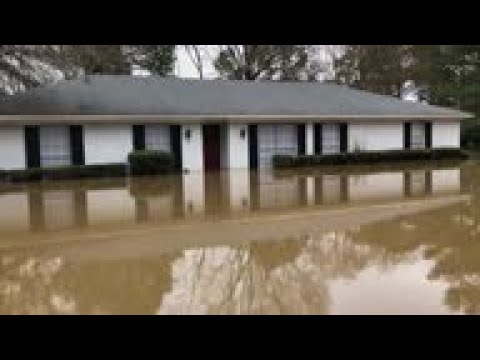 Southern US flooding submerges homes, cars