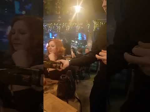 Бокал игристого вина