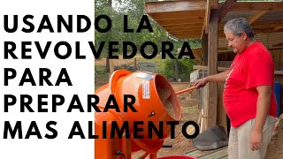 Usando la revolvedora para preparar más alimento para las gallinas