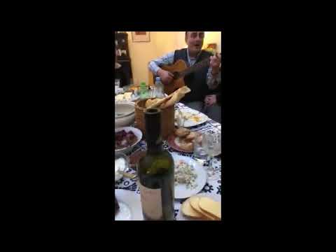 სალომე ზურაბიშვილი თავის სტუმრებთან ერთად მღერის