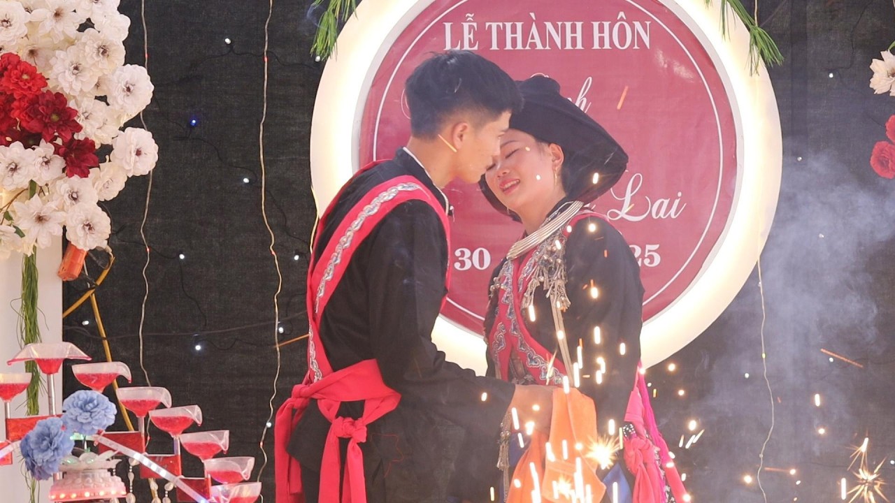 Đám cưới nhiều em trẻ xinh đẹp chú rể cô dâu trao nhau nụ hôn nồng cháy