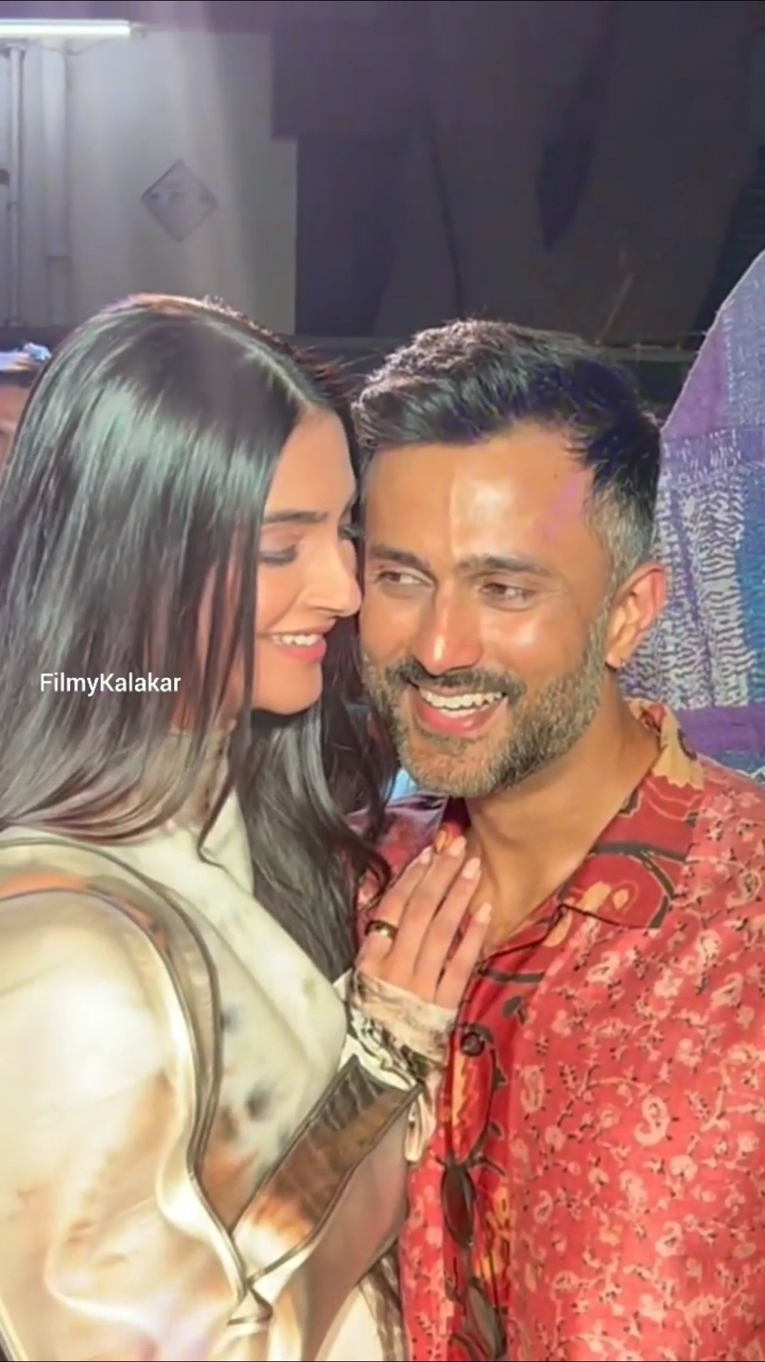 #sonamkapoor #anandahuja painting the town red for an event ❤️ #filmykalakar