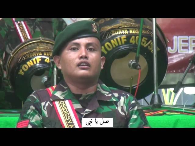 Performance of Indonesian army--Yonif 405 Banyumas--in a Mawlid festival of Central Java Province class=