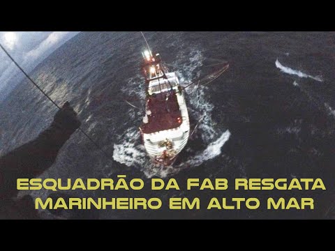 Esquadrão da FAB resgata marinheiro em alto mar