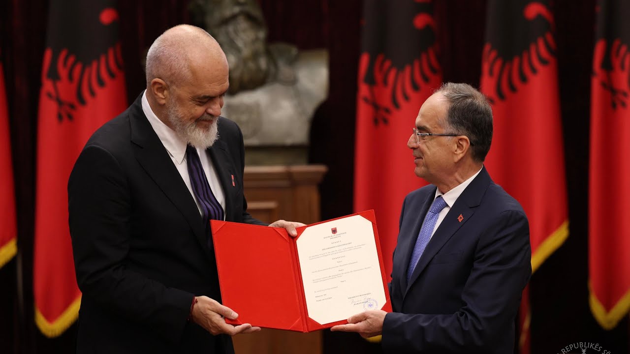 Kryeministri Edi Rama -🇦🇱 Në Presidencë për marrjen e dekretit📖