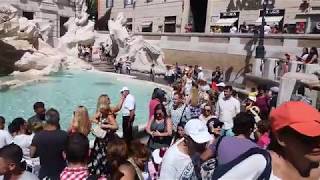 Roma: i vigili che controllano Fontana Trevi - City guards controlling the Trevi Fountain