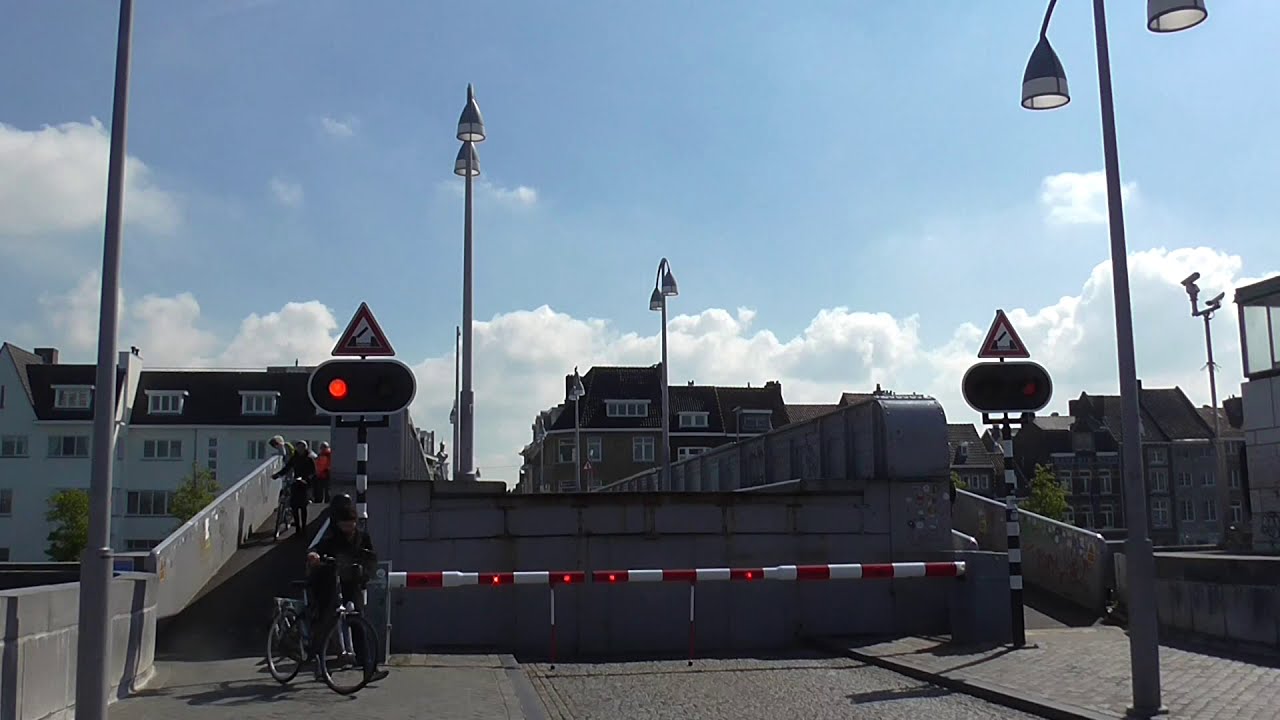 Brugopening Sint Servaasbrug Maastricht Tafelbrug/ Table Bridge/ Pont Levant/ Hubbrücke