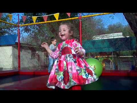 Диана прыгает на батуте Diana is jumping on a trampoline
