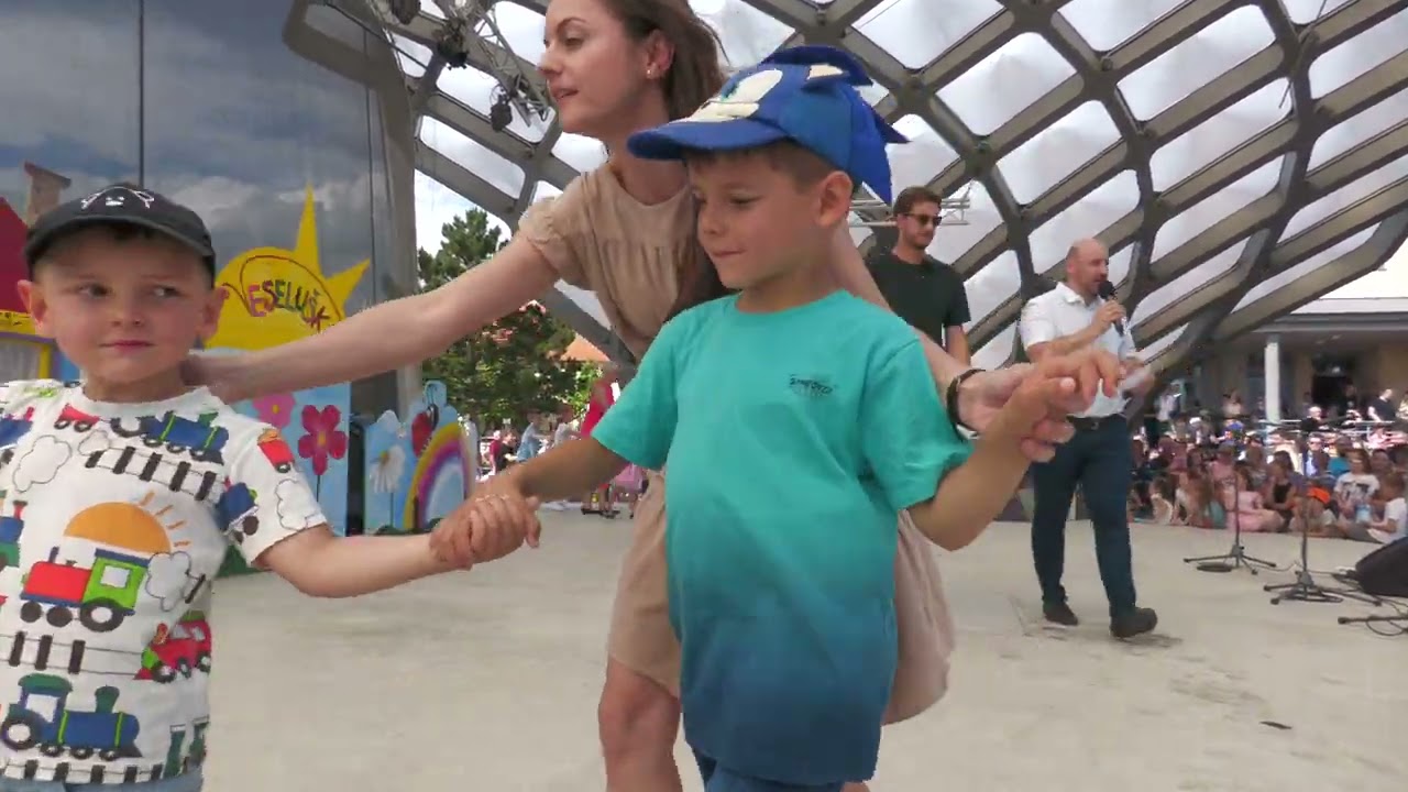 VESELÍ NAD MORAVOU- Z programu dětí ze všech mateřských škol města u uvedení CD 